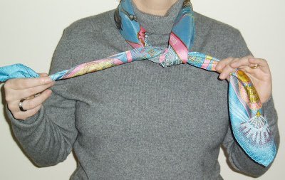 Scarf tying: the square knot, two ways - The Vivienne Files